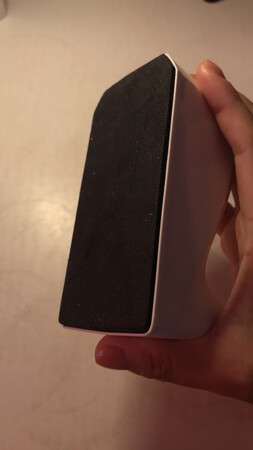 还可以，用起来还算方便，底部有一层黑色软垫，这个设计比较好……
不足的是送过来都从盒子里掉出来了，底部沾了好多灰……