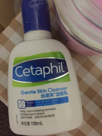 产品质感：比较厚重使用感受：使用效果很好适合肤质：混合偏干，暗黄肌肤补水效果：补水效果一般贴合效果：涂抹式，要涂厚一点。这款是~上比较火的一款涂抹式面膜，也是抱着试试看的心态买的，没想到效果还可以，也没有出现评价所说的刺激。