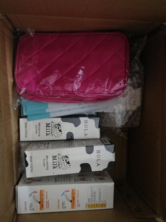 用了一星期才来评价，感觉不错，容易吸收不油腻，好像有点美白效果，牛奶味很好闻。坚持使用，愿达到理想效果。