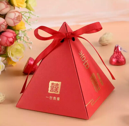 盒子是小号的，能装6个糖，装的满满的，朋友们觉得挺好看