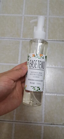 京东送货就是快，感受到了风一般的速度。洗面奶收到了，已经使用过了，以前还真没用过这款洗面奶，不知道适合不适合我，使用完后，发现还真挺好用，不像我上次买的韩后的洗完还感觉油油的，这款洗完后很明显能感觉到清爽干净，皮肤呼吸就跟畅通了似的。味道问起来很淡，是那种淡淡的清香。按压设计使用起来比较方便。