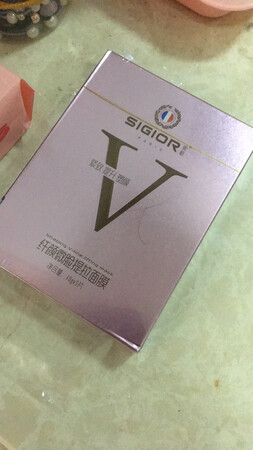 一到家就迫不及待贴了一张，很服贴，加上按摩器按摩，效果不错?，买了好几盒，全部用完再看看效果，还送了好几片面膜。