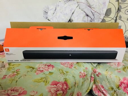 双十一预售买的，价格居然比双十一当天贵*块，还好保价成功，不得不说京东物流真快，双十一中午就到了，小哥态度也很好，再说下音质，因为之前没用过这个回音壁，可能是客厅大了点，低音比我之前买的bose要差点，不过看电视应该是完全足够的，而且也便宜点，当个音响在客厅里放歌也不错，等会儿连接电视试一下