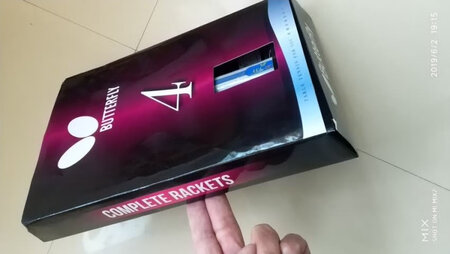 快递小哥很辛苦，八点半了送过来，球拍还没用，也不知道怎么样！有点味道，可以接受！