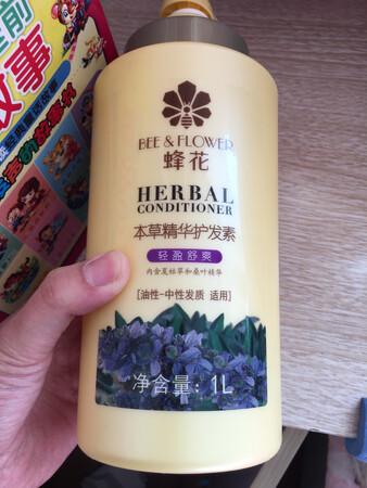 蜂花老品牌，护发素一直用这个牌子，这次看测评种草洗发水，希望不会让我失望。京东活动力度大，一九九减一百，双十一力度不亚于~，其实京东平时活动力度也很大，只要加购，经常关注，不一定什么时候就有大幅优惠，不比双十一弱，支持京东
