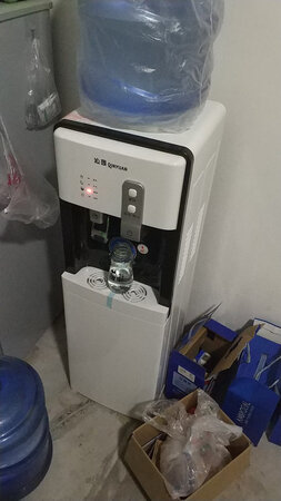 即烧即热的，所以热水有点小，按下开关之后还会留一会儿。还是挺好用的，就是贵