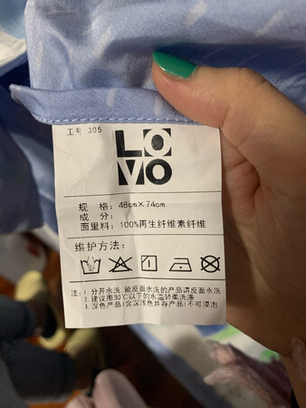 面料材质：天丝，睡着舒服，但是容易皱
颜色图案：小恐龙特别可爱，反面的蓝色也好看
触摸手感：很滑，亲肤
产品包装：包装很严实，没有破损
其他特色：价格合适，物流也很快。
材料标上是再生纤维，另一款天丝标的是莱赛尔，不知道是不是一样的。第一次买这材质的四件套，真的超舒服，睡着不想起床了都。图案也很喜欢。配送员送上门辛苦了，当天送到很满意！