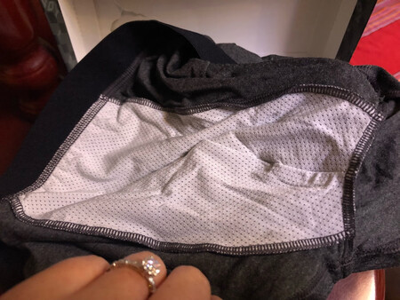 摸起来很软，还挺舒服的，里面裆部也是不一样的材料。其他的不好评论还没用。