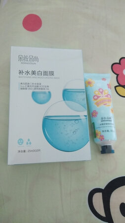 好久没有敷面膜了，冬天太冷了懒得敷了，昨天用了一片送的试用装，补水不错，第二天脸很滑，店家还送了护手霜，看着不错
