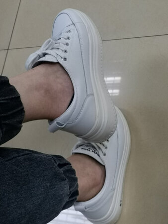 鞋子试穿好久才来评价，超舒服，鞋型也很好看，喜欢的朋友赶紧下手
