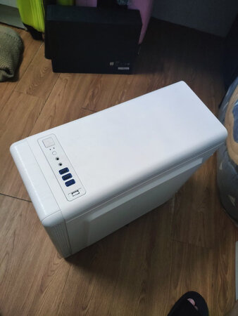 买了一个白色和黑色的，还是觉得白色好看，但是不耐脏。硬盘能放两个3.5寸的，但是很难上螺丝，要直接用剪刀剪开网格。
散热的话感觉还是不足的，还不如f1，整体来说挺好的了，100块入手的。空间很足！虽然现在已经出手掉了啊哈哈哈