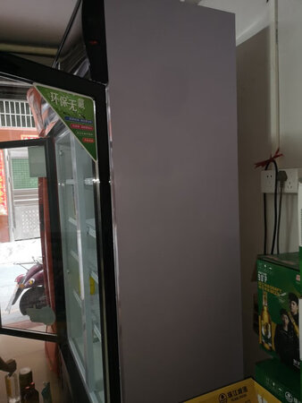 展示柜到了，包装包的挺好的，空间好大可以放好多饮料，颜色看着还可以啦黑色乜不是很难看。