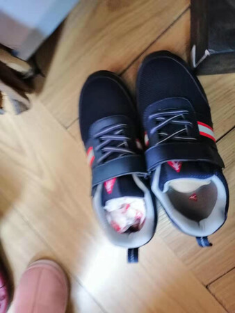 听说很多人说足力健老人鞋很好，终于尝试购买一次。给父亲母亲各买了一双。给父亲选择了一双蓝色的足力健旅游鞋，不加棉的款式，既保暖又透气，薄厚正好合适。足力健的最大特点有两个，一个是鞋的整体够宽松，穿上一点都不紧，很舒适。第二个特点，鞋底很防滑。很适合老年人穿
