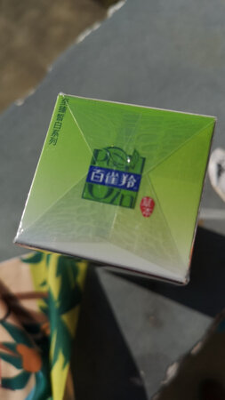以前用过，觉得效果可以，这次是回购，觉得擦上去好涂开，滋润度可以，本人干皮，觉得好用再来的，再一个双十一有活动，还送了一个围脖，挺好的，支持国货，希望不要失望，继续加油，做大做强
