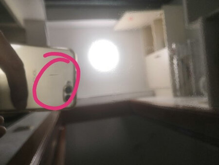 一分给快递小哥。买了4面镜子就有两面是残次品，概率也太高了。本以为很让人放心的，别人也都是个别事件，哪知道有一半中奖，有划痕和伤点透光。易碎品，而且有面大的，退起来也很麻烦，最后协商就是一面镜子赔了5元钱。也许是发货前没检查；也可能商家知道也是这样想的吧，退起来很麻烦，容易碎的东西，一般人都会选择给点赔偿了事，这样无非就是少赚了几块钱，但是这残次品也还是卖出去了，不但不亏本，利润也没少多点。