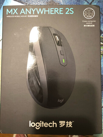 一直用罗技的电脑外设产品，只就从anywhere一**始用起，用了差不多5-6年吧，出差必备。后来换了2S的骚气的白色，现在赶上双十一做活动，又买了一个黑色。最大的特点就是手感舒服，任何地方可用，办公必备佳品。不过这款鼠标个人认为价格过高，要是超过三百就不值了。另外友情提示，包装盒里面的磁铁千万别忘了取出来，超有用