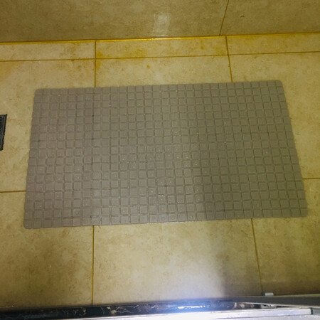 适用场景：浴室
清洁难易：简单
大小尺寸：刚好
其他特色：很好，踩上去很舒服，软硬刚好。底下的吸盘很牢固，不用担心防滑垫移位。垫子上面还有排水孔，不会造成积水，同时也方便了拆移，总之买这款就对。