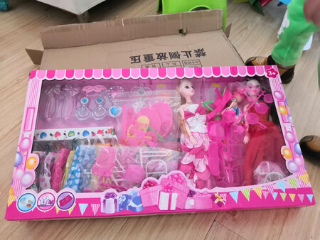 买的是六个娃娃，送来的是四个娃娃！因为答应孩子那一天送她礼物所以也就没有更换，但是质量很差劲，衣服几乎没有一件是完好的！差评！非常差！