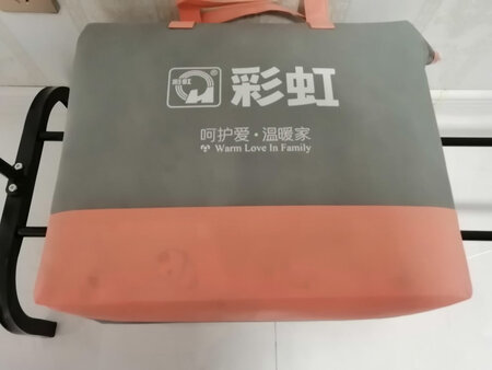 面料材质：材质正面是棉面料，下面是很绵软的面料，透气性比较好。
颜色图案：很干净，图案清晰简洁，很清新自然
触摸手感：很柔软舒适温暖
产品包装：包装很干净整洁，内包装设计风格简约大方。
温度高低：可以根据两个人不同需求独立控制温度，温度调节很方便，有睡眠加热功能，对于现在的季节晚上可以有很舒适的睡眠，不会觉得上火。其他功能也很好，加热速度很快，保温功能也很好。还有除螨功能很强大！