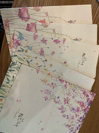 不厚，颜色可爱，适合小学生记事记笔记