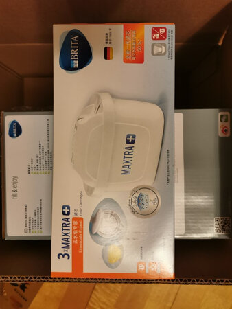 一直用这个品牌的净水壶，大品牌值得信赖，京东的活动也让我们这些忠实的消费者享受到了高品质又价格实惠的商品。这款净水壶滤水的速度慢，需要提前些接水储备，但是也意味着过滤的效果应该会比较好，接水比较方便，容量也够大，家庭一般使用足够了。