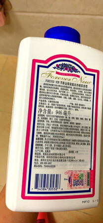 一直用这款洗衣液
非常好用
香味淡淡的并不是浓郁强烈的那种，但是非常好闻，有种淡淡优雅的高级感。
瓶子本身的设计也很独特，不太像一般的洗衣液那样傻大憨粗，唯一的不足是这个盖子打开的时候有点费劲，但是还好就是倾倒时不会有滴漏。
总的来说不错的产品。