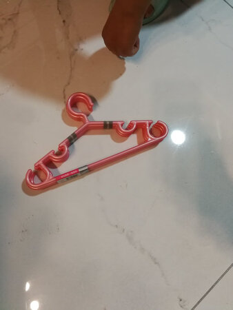 茶花的质量很好，京东的服务很好，1+1大于二，真是棒极了（｀Δ´）！在京东领红包，在京东购物，真是非常棒的体验π_π，京东双11加油(?•?_•?)?，大小正合适，儿童晾衣架真是棒极了，小孩子的衣服再也不用担心了(?´ω`?)