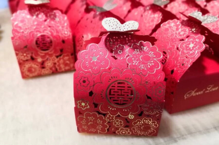 镂空设计，花色亮丽，大小合适，材质挺好，漂亮喜庆。
