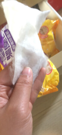 这个牌子除尘纸是一直在买的，非常好用。虽然略贵，但是效果好啊。纸张很厚，不易破，有丰富的毛絮可以吸附灰尘毛发，一张两边用，很耐用。吸灰尘粘毛发，也可以用来除去墙上的扬尘，偶尔沾点水也不会破，推荐大家买它。京东闪购的价格比~的价格更低，送货也快呀