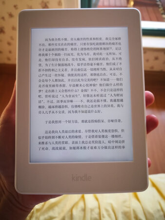 用了一段时间，接触肯定没有在手机上阅读这么灵敏，有点滞后，而且点屏幕的时候接触面感觉总觉得怪怪的，不顺滑。有一个不大方便的就是手机上阅读随时可以点击这个不懂的词汇查阅，这个不行，麻烦。