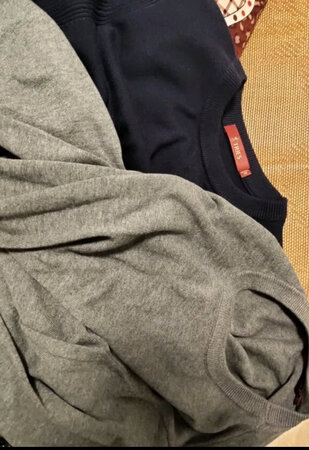 衣服质量还是很不错的，赶上活动的时候一下子买了三件衣服，其他两件都试过大小都挺合身的，活动的时候很划算
品牌的衣服质量就是信得过，价格实惠，材质柔软，穿上很舒服，赶上活动购买，价格很美丽，跟实体店的差不多，推荐购买