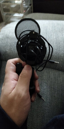买来给小孩做的礼物，最近迷上唱歌，整个使用下来感觉还是可以的。质感不错，但是在使用过程中跟软件配合的时候可能出现一些问题，导致有时候唱歌会没有声音，另外的话因为是有线连接，没有蓝牙来得轻便。