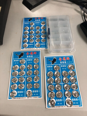 扣子比想象大一点，快递有点慢，材费不错。