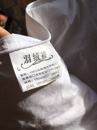 参加活动买的，被子性价比还是非常高的，妈妈也很喜欢，南方的冬天适合这个厚度。
