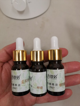 价格很实惠，第一次买这个产品，用于加湿器中的，一开始放到香薰盒里，发现没什么味道，后来经询问原来是水溶性的，就把香薰和纯净水融在一起了，立刻香味就扑鼻而来，一盒里共三小瓶，感觉应该可以用大概一个半月吧，每天一进屋子，打开加湿器，闻着香薰的味道入睡，顿时感觉心情很放松，值得大家购买。