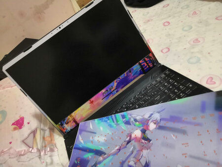 其实这个东西整体效果还不错，但是呢，做这个图片，很不人性化。我的月光钠整张脸都没了。材质是真的很不错，胶一撕就掉完全不留胶。安装起来很麻烦，需要自己一点一点的粘，不是像汽车贴纸那样一下直接就附上去的。我发高清图片，但是毕竟要打印，还是会降低画质，建议小伙伴们不要做我这种花里胡哨的，还有键盘面不要把角色放进去。