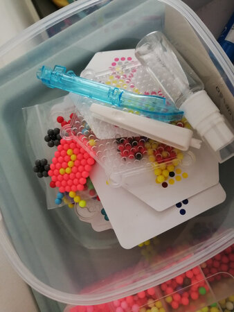 孩子看见姐姐玩很是羡慕，就买了一套给她在家里玩，京东上的价格很便宜，比商场的合适一些。孩子很喜欢玩，里面有几千个小豆子，和几盒模具，孩子试着做了几个，就是喷完水等待的时间有点长，水喷多了有一些小溶豆颜色会有点糊，大体还是可以的