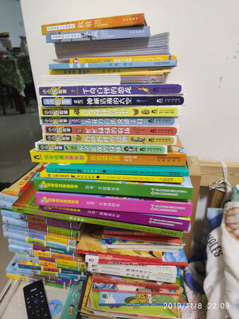 最近丰富了一下娃子的书库，买的有99选择5本的，有99选择10本的，还有闪购优惠的，各种满减用券，买下来花了三百来块钱。感受是京东书籍标价虚高，看似满减活动力度很大，实际上也没有便宜太多，还是得慢慢挑，挑的眼花缭乱，总之大多数买的超值，有个别不是太满意。中间帮朋友下了一单，朋友收到后觉得有盗版嫌疑，但是本人收到的都还好，总体来说满意。