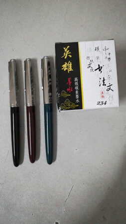 做工质感：很不错哦，像小时候的钢笔
颜值包装：包装精美，小巧玲珑
顺滑程度：写字写出来还是很顺滑的，笔尖出水也很顺畅
手感：握笔的手感很轻盈，很顺滑写字无压力
字迹粗细：就和普通签字笔的字迹一样，可以看视频参考一下
其他特色：最主要是这是唯一能找到老式钢笔的地方，京东还是很不错的，能买到一些很好的东西，赞一个。等我用到一段时间，看看他是不是耐用，再跟你们分享哦。