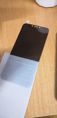孔眼位置准确，屏幕贴合度欧克，但有点不防指纹，贴膜工具齐全，自己操作完全没问题