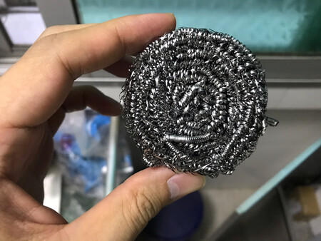 炉灶最易积满油污，锅内煲汤粘锅也是，用它清洗不锈钢面，很快去除，就是会磨花表面，慎用。另外，用久了也是会脱落钢丝，清洗需要注意锅内、盆内的小钢丝，勿混入食材。