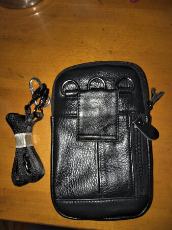 腰包是真皮的，看了很满意。卖家服务很好，开始拍买的嫌大，经协商同意退换小号，及时换了。