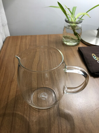 这只公道杯质量不错，做工精细，表面光滑，很好的茶具