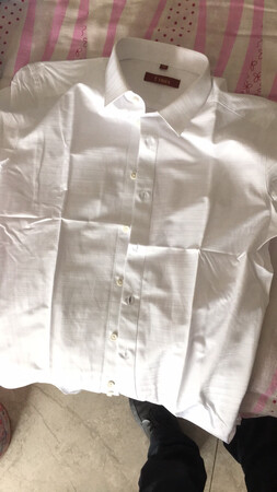 衣服的面料做工和手感都很好，送货也很快，还是大品牌衣服，这个价格在实体店里真是不敢想的，几十元钱就能买一件这样的衬衣，京东的价格太给力啦，已经买过好几次衣服啦，这次的最满意，之前经验不足买的总有点让人不如意