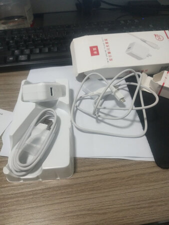 充电速度很快，确实是闪充，而且搞活动是两条数据线，速度快，质量好，很结实，做工精细，物美价廉，京东值得信赖