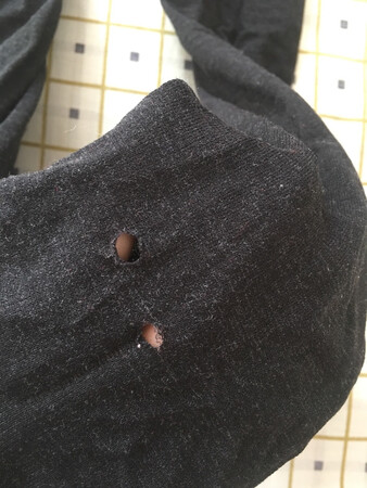 买来送家人一条，自己留了一 条，一直没穿，前天要出去才穿的，真的就穿了两天，就这样了……上衣还没问题，穿着也好看，只是裤子的质量……两天就坏了……