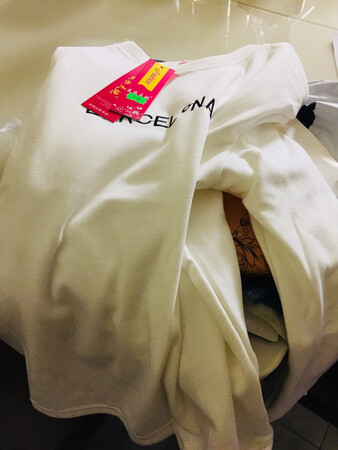 衣服质量很好，包装也好，穿上大小也合适，好评