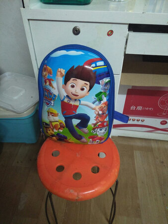 书包买回来以后，使用了一段时间，质量很好。我家小孩很喜欢这一款。上学喜欢背着书包。