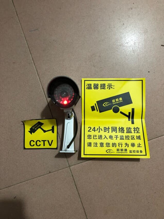 实物和图片一样 很良心 非常满意 老板赠送了电池和贴纸 都非常实用 很喜欢 做工精良 完全可以以假乱真 自带电线很逼真 配件齐全 钉子和掌管也都有 安装起来也非常方便 下次还会再次光顾的 在这里推荐给大家