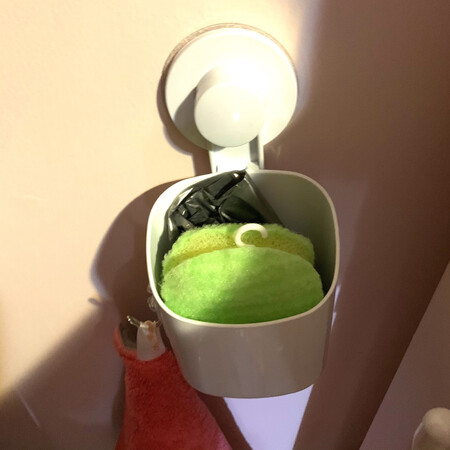 抱着试试看的心态，买了一个，结果没想到质量超好，样子也很美观，而且还能够粘在墙壁上，承重这绝对没问题，非常非常非常牢固！！！当机立断又下单买了一个，值得一提的是，这个这么多是多种用途，洗漱台、厨房间、客厅、餐厅、卧室、阳台都可以用，而且不管是瓷砖装饰还是粉刷装饰，实木家具还是塑料整理柜，都可以反复使用，精致而不失个性，超级喜欢?